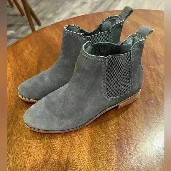Tom’s women’s 8.5 Chelsea boot in Grey  suede - Picture 3 of 5